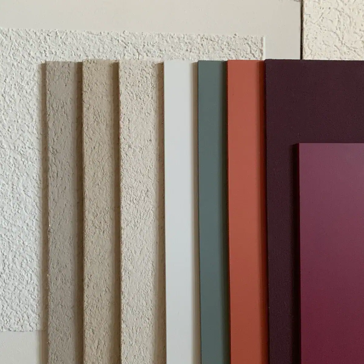 Bemusterung für eine Farbgestaltung: Zusammenstellung von grossen Mustertafeln in verschiedenen Farben und Oberflächenstrukturen (Abrieb und glatte Oberfläche): Weiss, Sandbeige, Umbra, Dunkelgrün, Rost, Aubergine und Purpur.