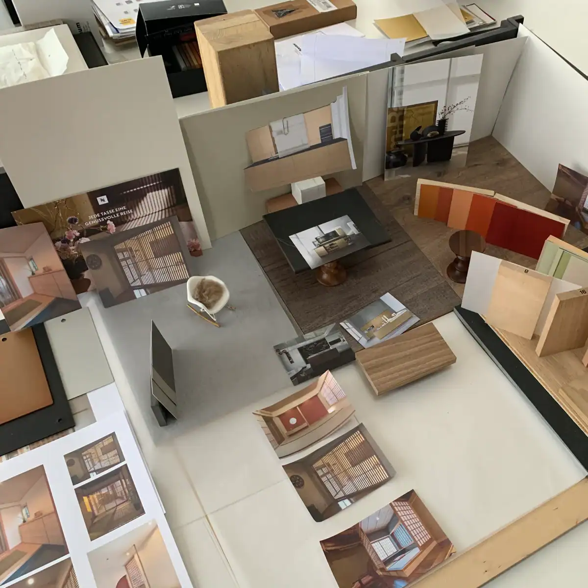 Farbgestaltung Wohnraum: Konzeptentwicklung mit Farb- und Materialmustern sowie Inspirationsbildern von Innenräumen. Umbra- und Sandfarben, sanfte Rottöne und Grünnuancen.