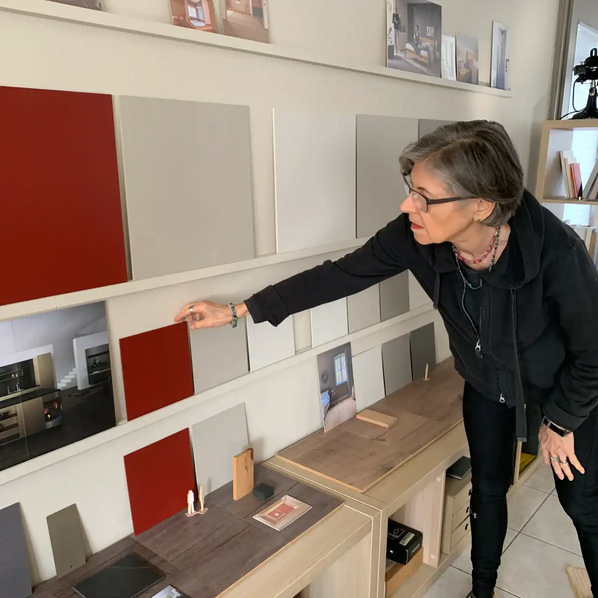 Regula Bielinski, Farbgestalterin, gestaltet die Präsentation eines Farb- und Materialkonzepts für ein Wohnhaus: Musterplatten, Materialmuster und Inspirationsbilder.