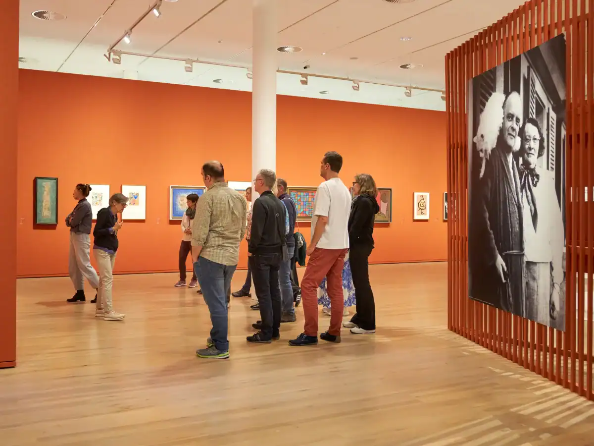 Regula Bielinski, Farbgestalterin und Kunsthistorikerin, vermittelt in einer Kunstausstellung