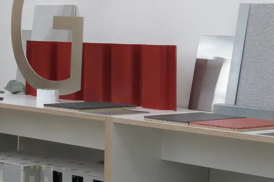 Präsentation des Konzepts für die Farb- und Materialgestaltung der Seilbahnstationen der Gotschnabahn, Klosters. Raummodelle, Farb- und Materialmuster für Metallflächen, Fassadenputze, Boden und Beschriftung. Farbkonzept in Rot, Hellgrau und Anthrazit.