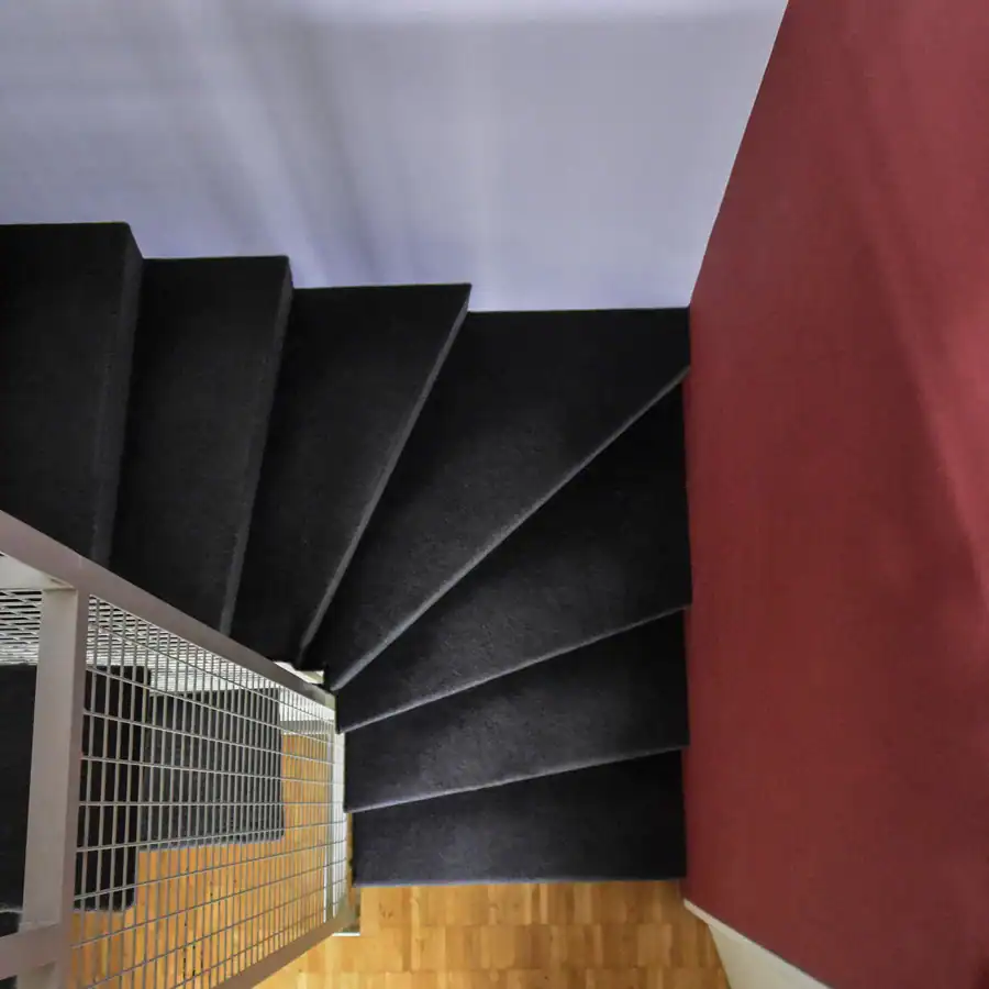 Schlafzimmer Gestaltung. Detailbild: Blaugrauer Vorhang mit Silber-Bronze-Ornamenten.