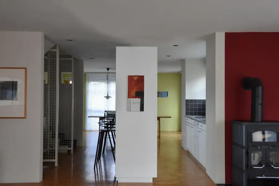 Bemusterung für eine Farbgestaltung: Zusammenspiel von einem dunklen Farbmuster in Rauchblau für die Wand und einem blauen Vorhang mit Silberornamenten.