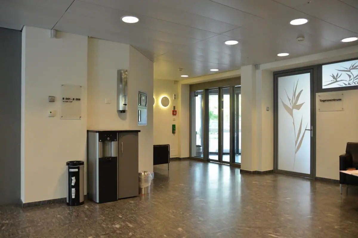 Studio für Yoga und Pilates. Farbkonzept für die neue Wandgestaltung mit verschiedenen Farb- und Materialmustern der bestehenden Elemente (Boden, Wandfarben und Holzelemente) sowie den Werbepostkarten des Studios, deren Farbigkeit in Gelborange, Rotbraun, Weiss, Grau und Anthrazit in die neue Farbgestaltung aufgenommen werden soll. Die Postkarten zeigen verschiedene Yoga- und Pilatesübungspositionen von männlichen und weiblichen Personen. Drei quadratische Farbmuster in Echtmaterial zeigen den entwickelten Farbklang Wollweiss, Goldocker und Mauveanthrazit.