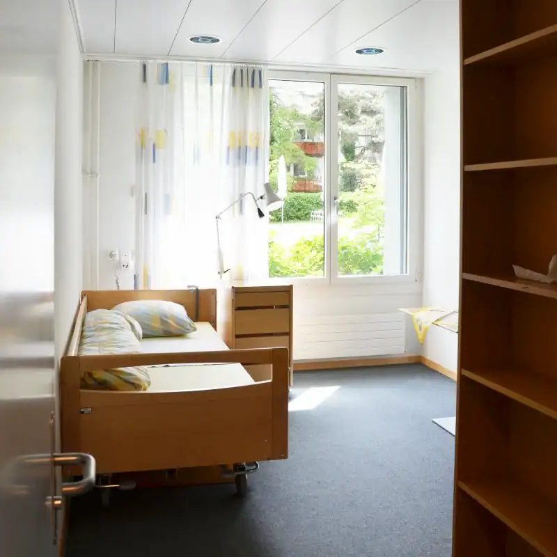 Studio für Yoga und Pilates. Farbkonzept für die neue Wandgestaltung mit verschiedenen Farb- und Materialmustern der bestehenden Elemente (Boden, Wandfarben und Holzelemente) sowie den Werbepostkarten des Studios, deren Farbigkeit in Gelborange, Rotbraun, Weiss, Grau und Anthrazit in die neue Farbgestaltung aufgenommen werden soll. Die Postkarten zeigen verschiedene Yoga- und Pilatesübungspositionen von männlichen und weiblichen Personen. Drei quadratische Farbmuster in Echtmaterial zeigen den entwickelten Farbklang Wollweiss, Goldocker und Mauveanthrazit.