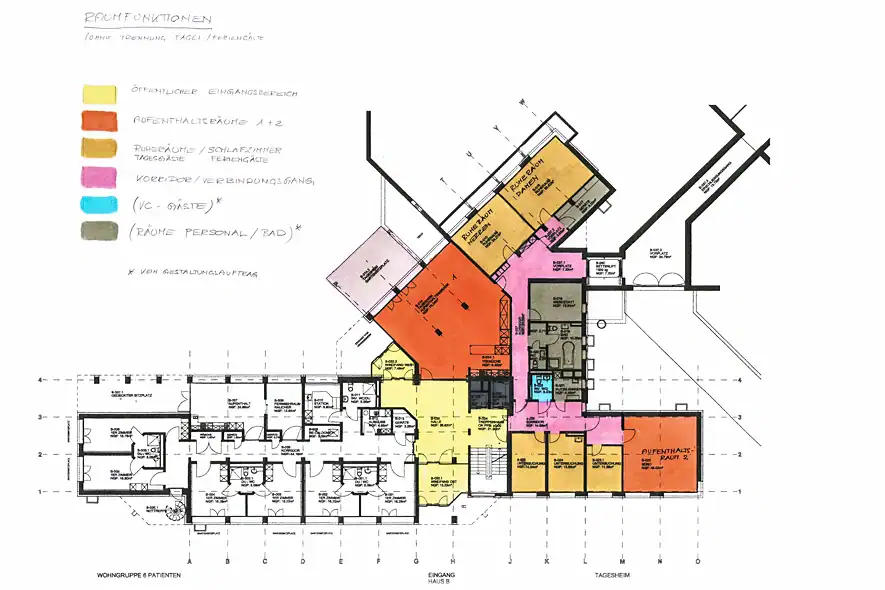 Studio für Yoga und Pilates. Farbkonzept für die neue Wandgestaltung mit verschiedenen Farb- und Materialmustern der bestehenden Elemente (Boden, Wandfarben und Holzelemente) sowie den Werbepostkarten des Studios, deren Farbigkeit in Gelborange, Rotbraun, Weiss, Grau und Anthrazit in die neue Farbgestaltung aufgenommen werden soll. Die Postkarten zeigen verschiedene Yoga- und Pilatesübungspositionen von männlichen und weiblichen Personen. Drei quadratische Farbmuster in Echtmaterial zeigen den entwickelten Farbklang Wollweiss, Goldocker und Mauveanthrazit.