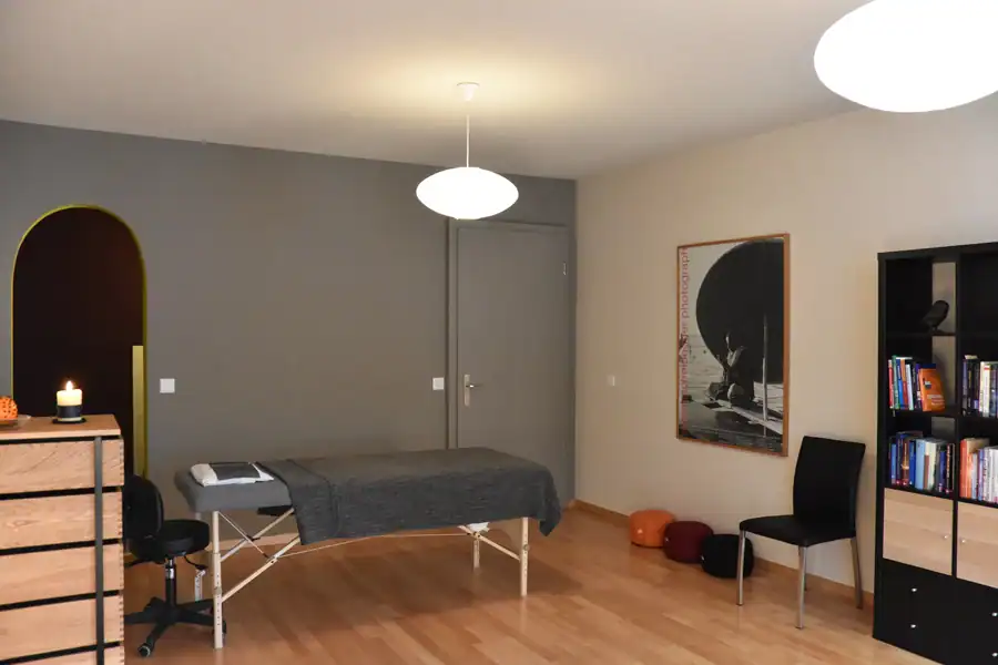 Studio für Yoga und Pilates. Farbkonzept für die neue Wandgestaltung mit verschiedenen Farb- und Materialmustern der bestehenden Elemente (Boden, Wandfarben und Holzelemente) sowie den Werbepostkarten des Studios, deren Farbigkeit in Gelborange, Rotbraun, Weiss, Grau und Anthrazit in die neue Farbgestaltung aufgenommen werden soll. Die Postkarten zeigen verschiedene Yoga- und Pilatesübungspositionen von männlichen und weiblichen Personen. Drei quadratische Farbmuster in Echtmaterial zeigen den entwickelten Farbklang Wollweiss, Goldocker und Mauveanthrazit.