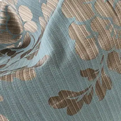 Schlafzimmer Gestaltung. Detailbild: Blaugrauer Vorhang mit Silber-Bronze-Ornamenten.