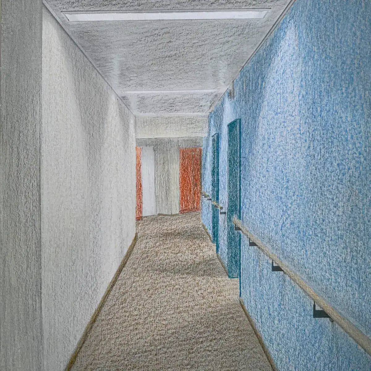 Detail der Treppenhausgestaltung im Einfamilienhaus aus den 50er-Jahren. Schräge Sicht nach oben ins Obergeschoss. Links Akzentwand in Rot, die vom Eingang bis ins Obergeschoss leitet, übrige Wände in abgetöntem Weiss. Treppentritte in hellbeigen Steinplatten, Betonunterteil in abgetöntem Weiss, schwarze Metallbrüstung. An der Rückwand ein quadratisches Bild mit kreisförmigem Motiv in Weiss, Orange und Blau auf tiefdunklem rotviolettem Hintergrund. Klare, reduzierte Architektursprache, die aus den Kontrasten lebt.